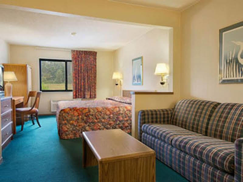 Super 8 By Wyndham Bloomington University Area Exteriér fotografie